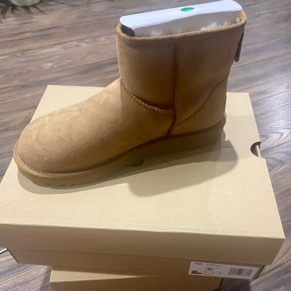 UGG CLASSIC MINI ll ***SIZE 8***